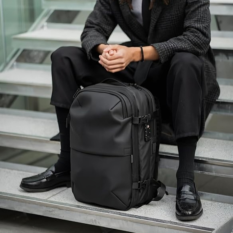 Travel backpack with vacuum pump