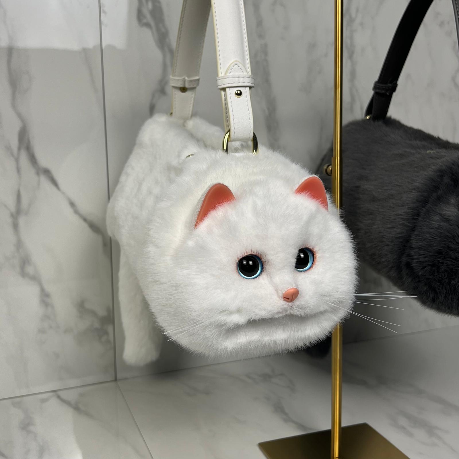 Realistic Cat Bag That Turns Heads Everywhere
