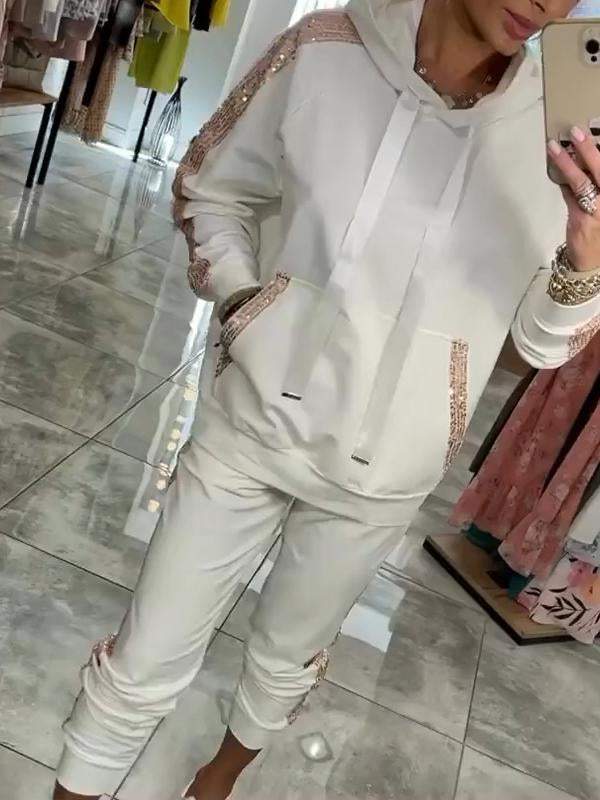Relaxed set that combines comfort and shiny style