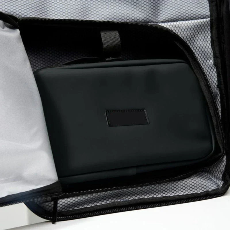 Travel backpack with vacuum pump